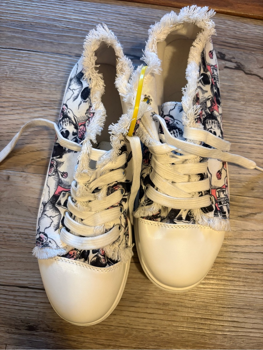Women’s White Frayed Low-Top Sneakers with Skull Print